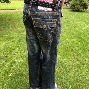  vintage true religion jeans - true religion jeans med skit snygga fickor!! dem är i ok/bra skick fast det saknas en knapp(bild 4), det är slitet längst ner på bena (bild 5) och om man drar ner dragkedjan för mycket så hoppar den av men man kan fixa det med bara några stygn!
