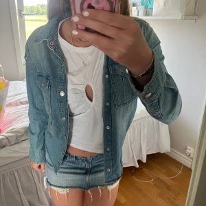 Zadig jeansjacka  - As ball Zadig Voltaire jacka med coola detaljer 💗storleken är xs men skulle säga att den passar S beroende på hur man vill ha den. Använd en gång, i toppen skick 💗