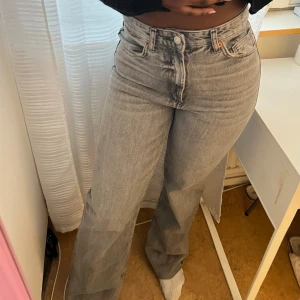 Grå jeans  - Perfekta jeans till alla tillfällen! Helt nya utan prislapp! Pris kan diskuteras vid snabb affär 💓🤩