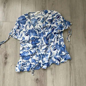 Blommig blus  - Säljer denna blus då den inte kommit till användning ❤️ ja skulle säga att den passar nån me storlek S-M