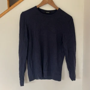 Stickad J Lindeberg tröja - blå  - Säljer även denna stickade tröjan som också är från J Lindeberg. Skicket är exceptionellt bra då tröjan bara använts ca 3 gånger. Storlek på tröjan är XS. Priset kan diskuteras vid snabb och smidig affär!