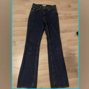 Ett par mörkblåa jeans ifrån Gina tricot. Fick  dom för en månad sedan, aldrig använd bara testat. Fick dom i present. Dom är i storlek 34 mid waist bootcut jeans.