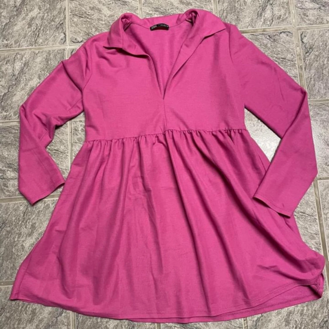 Rosa klänning med v-ringning - 90