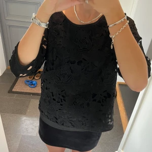 Svart trekvartsärmad spetstopp - Svart trekvartsärmad spetstopp från Street One i storlek 38. Fint skick. Använd gärna köp nu!