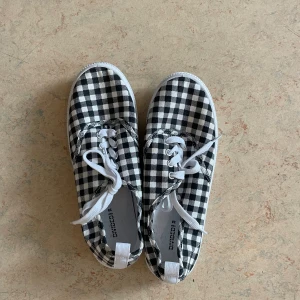 Skor - Knappt använda skor 