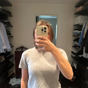 Kashmir t-shirt - Säljer denna kashmir tröja då den blivit för liten för mig. Den är i super fint skick och passar perfekt till nästan vilket tillfälle som helst!