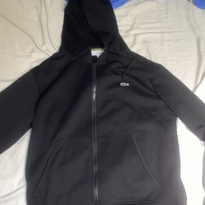 Lacoste zip  - Tja säljer nu min Lacoste zip hoodie, den är helt ny, inga skador eller defekter alls Nypris 1400, storlek M men passar även S, bara att ställa frågor, Pris kan diskuteras vid snabb affär