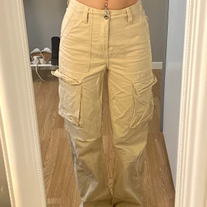 Cargobyxor från bershka  - Sparsamt använda, bra skick! 