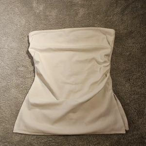 Tup topp - Linnet är vitare i verkligen men den ser lite gul ut på bilderna. Den har som ett gymmiband så den inte glider av när den är på, se bild 3💗