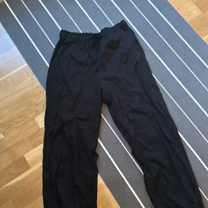 Linnebyxor  - Säljer nu mina linnebyxor ifrån zara som endast är använda 2 gånger! De är uppsydda nån cm men passar mig som är 162 cm🩷