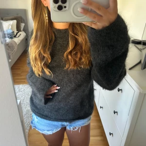 Moahir tröja  - Helt slutsåld Moahir tröja! Perfekt till hösten och vintern 🤍Använd väldigt få gånger! Köptes för 699kr! 