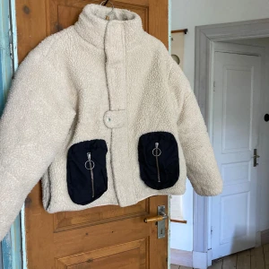 Teddyjacka - Teddyjacka i medellång modell. Bra skick. 