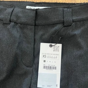 Gråa kostymbyxor  - Helt nya kostymbyxor från Zara med medelhög midja. Aldrig använda med prislappen kvar, nypris 559!
