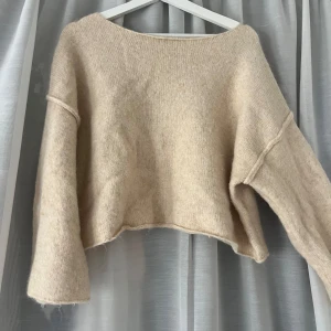 Stickad tröja - Så fin stickad tröja ifrån zara! Säljer då den inte kommer till användning längre. 