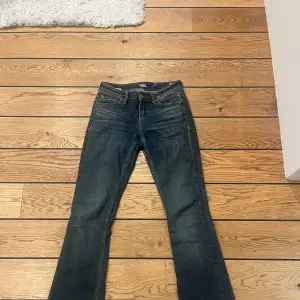 Jättesnygga lågmidjade jeans i storlek 32. Säljer pågrund av att dem blivit för små💕💕