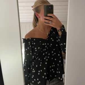 Skjorta med stjärnor  - Säljer min coola skjorta med stjärnor! I storlek m men passar mig som har s. Från hm säljer för 180kr! 