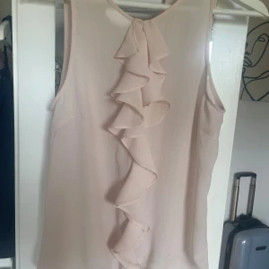 Zara blus  - Jag säljer denna jätte fina zara blus då den inte kommer till användning💗 den är i storlek s men den Lasse mig och jag har xs-s💗 om ni har några frågor skriv till mig !