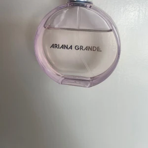 Ariana grande parfym  - Så god parfym från ariana grande REM 50 ml skulle säga att det är 30 ml kvar, se bild 1🫶🏻