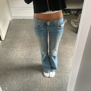 Låg Midjade Gina jeans  - Snygga lågmidjade jeans i bra skick från Gina Young som även funkar passar Xs. Säljs för att de inte kommer till användning, pris kan diskuteras 