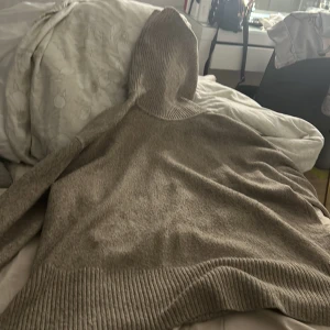 Stickad tröja  - Säljs inte längre väldigt snygg !! Kommer itne till användning längre 