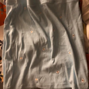 Tubtopp - Söt ljusblå tubtopp med broderade blommor köpt i London, väldigt Matilda Djerf-inspirerande 🤍🤍 aldrig använd, passa på fri frakt! Passar mig bra som har S