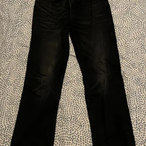 Mörkblåa jeans från Dressmann - Säljer ett par mörkblåa jeans från Dressmann. De har en klassisk design med fem fickor och en knappgylf. Perfekta för både vardag och fest!