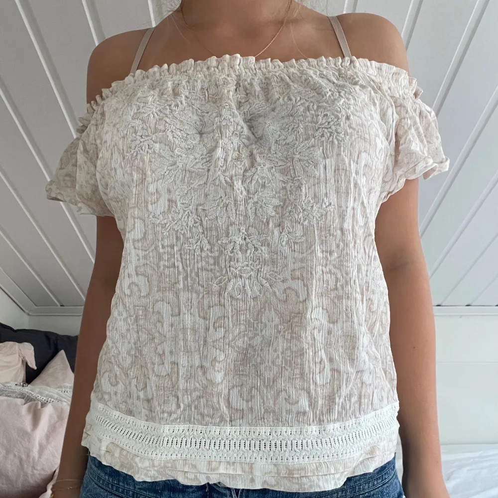 Gullig off shoulder blus som inte används! Fint mönster och broderie där nere och på bröstet☺️. Blusar.