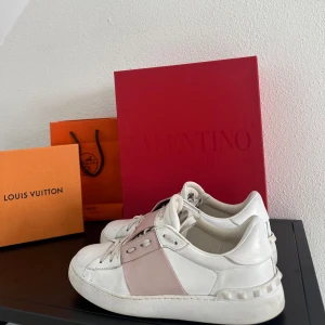 Valentino Open (tjej)  - säljer nu dessa riktigt snygga valentino opens i storlek 38, är i ett väldigt bra skick. Box medkommer vid köp!  hör av er om ni är intresserade!🙌🏽🙌🏽