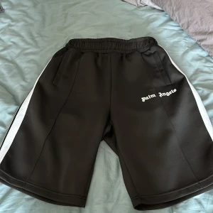 Palm angels shorts  - Storlek M men ganska stora i storleken pris kan diskuteras också möts i jkpg 