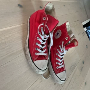 Röda converse - Säljer mina äkta converse då dem inte kommer till användning längre, dem är använda ett fåtal gånger men inga hål eller sömmar som har gått upp💞