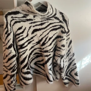 Stickad zebratröja - Unik och så fin stickad zebratröja💕