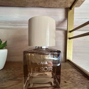 Caia Le Soir Parfym - Aldrig använt och säljer då jag fått i kalender, jättefin varm doft men inte riktigt för mig🌸50ml . Ställ gärna frågor💕