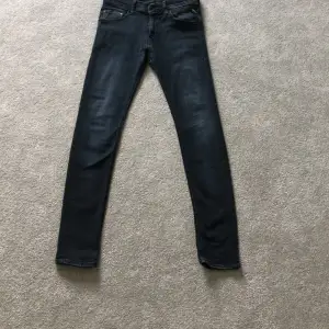 Replay jeans Jondrill storlek 30w 32L. Säljer då dem var för små för mig. Skick: 9/10. Väldigt snygga bara inte min storlek, skicka bud