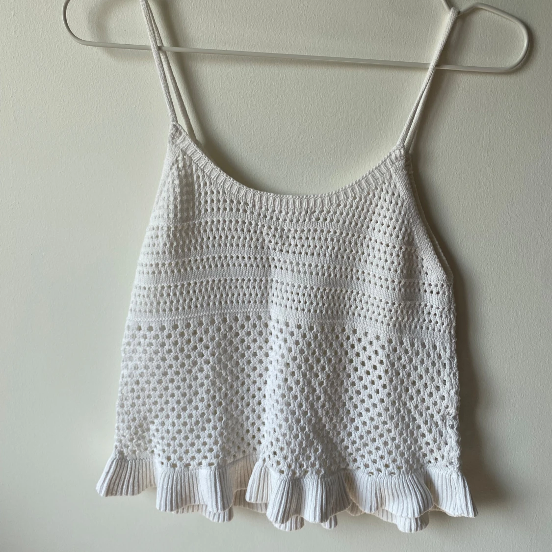Vit stickad topp från MNG