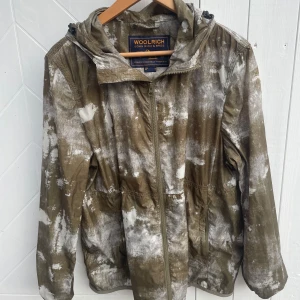 Woolrich windbreaker - Säljer nu en woolrich windreaker i toppen skick nästan helt ny. Slutsåld på hemsidan och nypris runt 3k. Skriv vid funderingar 🙌