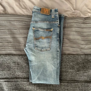 Nudie Jeans - Nudie Thin Finn (slim) med en extremt snygg tvätt. Felfria. Storlek 31/34 men sitter mer som 31/32.