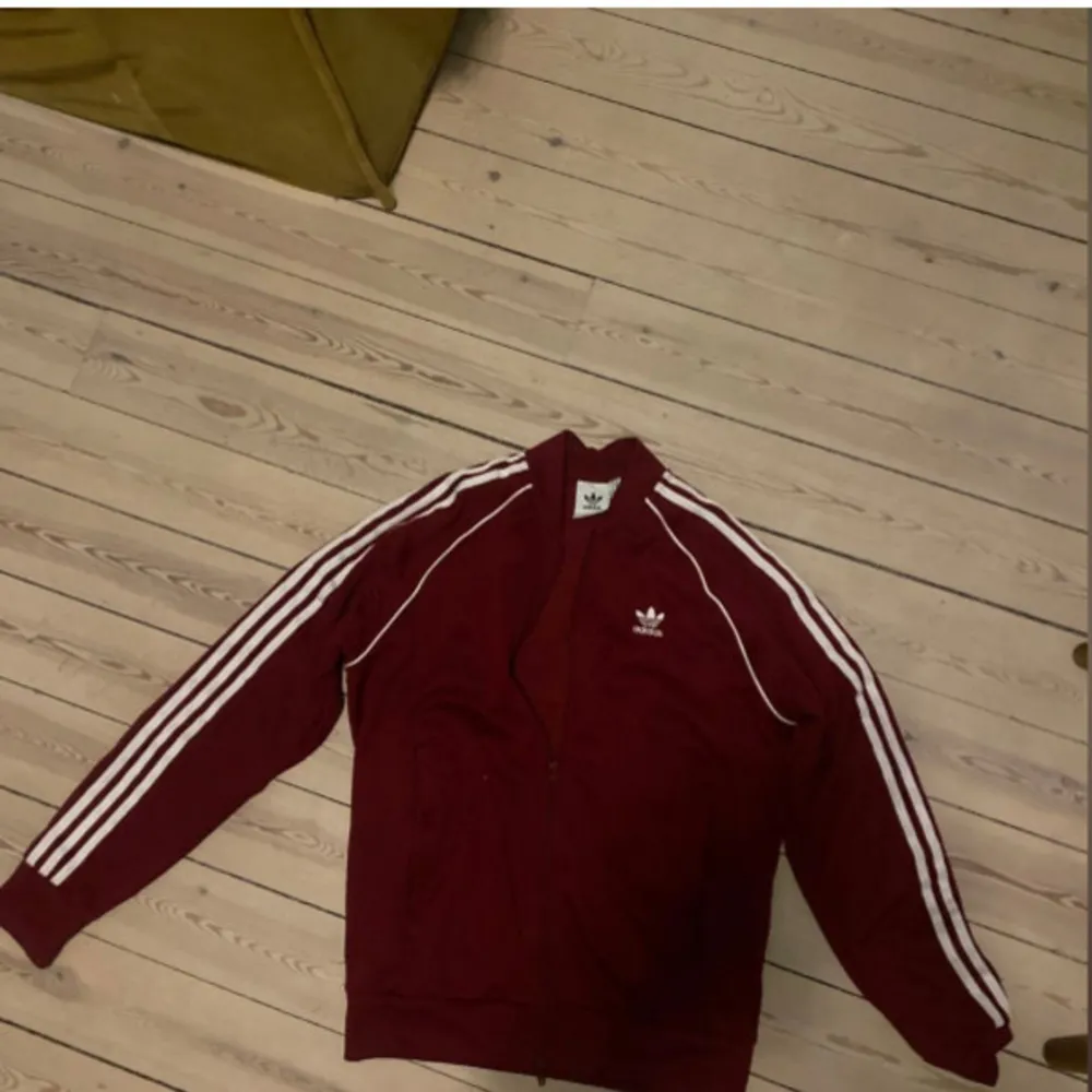 Röd adidas tröja i storlek medium i mycket bra skick. Tröjor & Koftor.