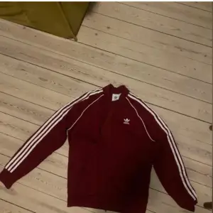 Röd adidas tröja i storlek medium i mycket bra skick