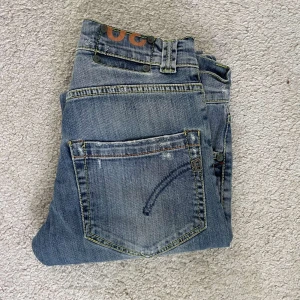 Dondup george - Hej, Säljer nu mina super snygga dondup jeans som är i modellen "george".Jeansen är i storlek 30. Jag på bilden är ungefär 180 och väger 68kg. Nypris~ 3000kr mitt pris 999kr. Hör av er vid frågor eller funderingar! 