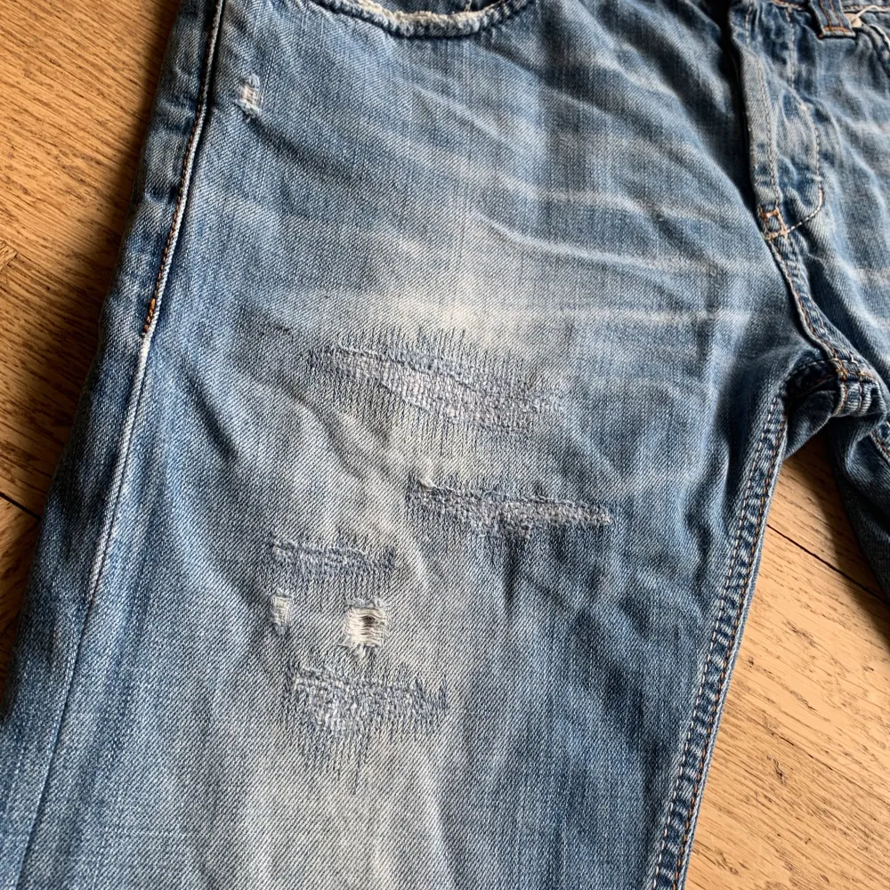 Dondup jeans[] slitningar vilket är populärt[]Modell-Jar[]Pris kan diskuteras MVH . Jeans & Byxor.