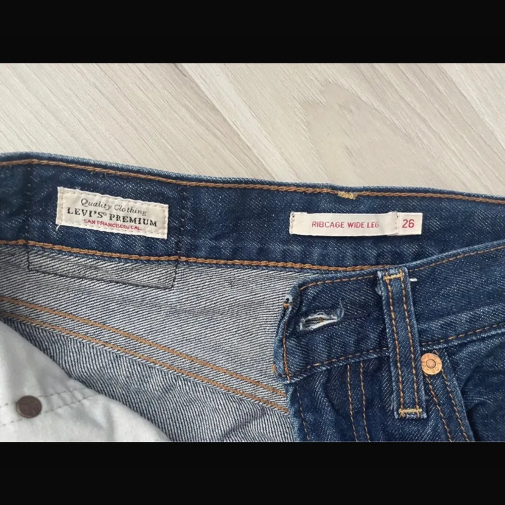 Mörkblåa jeans från Levis i storlek 26. Jag skulle säga yta de passar någon som är 160-165 cm. Mycket bra skick.. Jeans & Byxor.