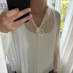 Blus - Jättefin blus som inte används längre, är genomskinlig men kan ha den bara som den är. Aldrig använd