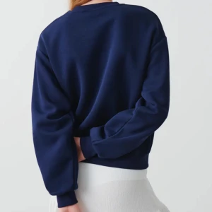 Mörkblå sweatshirt - Säljer en mörkblå sweatshirt. Har bara använts en gång så den är som ny. Säljer den för att den är för liten. Tröjan är i storlek Xs. Köpte den för 259kr