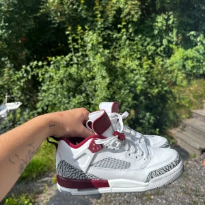 Jordan Spizike Low  - Som helt nya. Använt 3 gånger. Dom är inte smutsiga eller slitna. Jätte fräscha! 