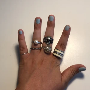 Ringar - 5 kr/st Ringarna på pekfingret och fulfingret är justerbara (ej dödskallen) Skriv för fler bilder 🌷 