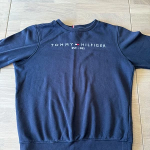 Tommy Hilfiger tröja  - Hej säljer nu min gamla Tommy hilfiger tröja då den inte passar mig längre, den är i fint skick, 7/10  Pris kan diskuteras vid snabb affär 