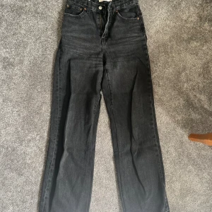 Svarta jeans från Levi's - Säljer ett par snygga svarta jeans från Levi's. De är högmidjade och har en straight passform. Perfekta för både vardag och fest! 🖤
