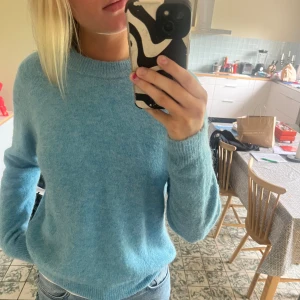 Stickad blå tröja från zara  - En stickad blå tröja från zara i alpackaull🤍