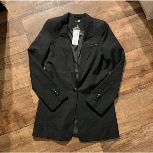 Kavaj - Jättefin kavaj från ”jeans&clothes” med prislappen kvar, säljer då den är för liten på mig. Nypris 499kr. Skriv om du har några frågor!💖
