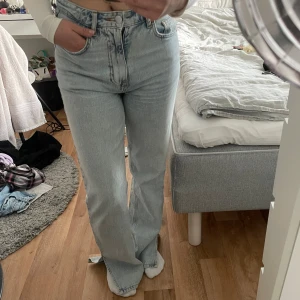 ljusblå jeans - ljusblåa highwaisted jeans med slit från bikbok, använd få gånger, väldigt bekväma jeans, storlek 26/30